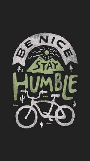 帶有單車和山脈的勵志粉筆藝術，寫著 be nice stay humble