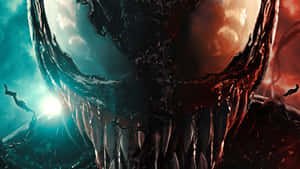 Venom 可怕的臉，發光的眼睛和鋒利的牙齒，在黑暗的電影場景中。