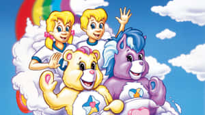 四隻Care Bears和兩個小孩在雲朵上揮手，天空中有彩虹。