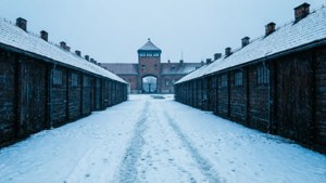 冬季，木製營房之間通往磚砌門樓的積雪小路。