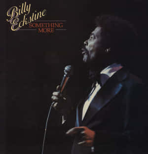 歌手Billy Eckstine身穿燕尾服在舞台上握著麥克風