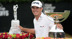高爾夫球手Rory McIlroy手持獎盃，前景有紅玫瑰。