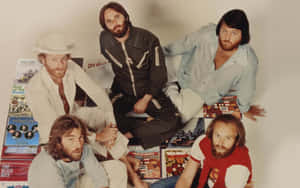 四位留鬍鬚的男子在錄音室中於 Beach Boys 專輯上擺姿勢