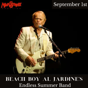 音樂家 Al Jardine 身穿米色西裝在舞台上彈奏結他。