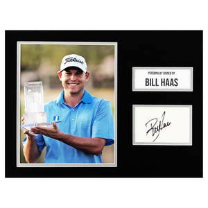 Bill Haas 手持高爾夫獎盃，旁邊放著他的親筆簽名牌。 — 美國 壁紙