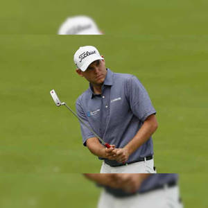 高爾夫球手專注於用推桿在綠色球場上推桿。 — 美國 壁紙