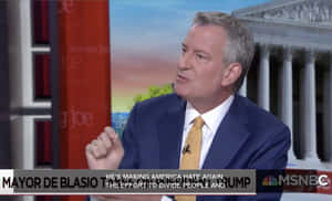 新聞主播Chris Hayes在設有最高法院背景的MSNBC場景中發言。 — 政治 壁紙