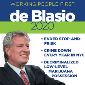 de Blasio 2020 政治競選海報，包含政策亮點和微笑肖像。