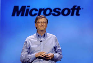 比爾·蓋茨在Microsoft活動中微笑發言。