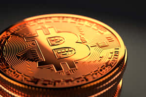 一堆金色比特幣，帶有電路設計，在溫暖燈光下發光。 — 比特幣 壁紙