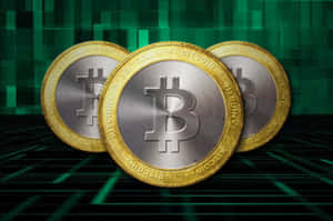 三枚比特幣漂浮在綠色數位網格上方。 — 比特幣 壁紙