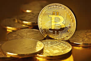 一堆帶有電路板設計的金色比特幣
