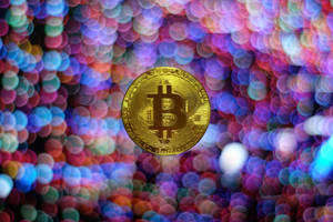 金色比特幣硬幣，背景有彩色模糊燈光