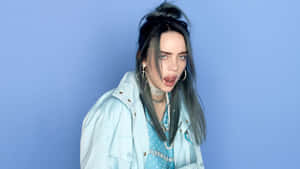 Billie Eilish 身穿牛仔外套和多層次項鍊，背景為藍色。