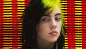 Billie Eilish 擁有螢光綠色頭髮，背景為紅黃條紋。