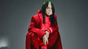 Billie Eilish 穿著紅色服裝在錄音室吹泡泡糖