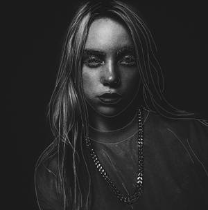 一位長髮女子戴著鏈條項鍊的黑白肖像。