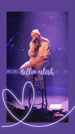 Billie Eilish 在紫色燈光和霓虹心形圖案下在舞台上唱歌。