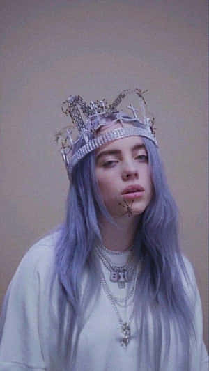 Billie Eilish 戴著鑲有寶石的王冠和層疊項鍊，搭配薰衣草色頭髮。