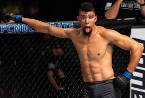 MMA戰士在籠內伸出舌頭慶祝勝利