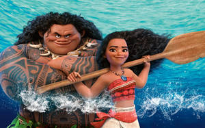 Moana 和 Maui 在海浪中一起划槳，面帶喜悅的表情。