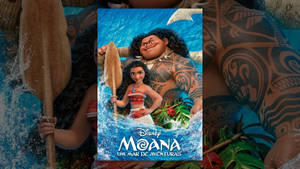 Moana 和 Maui 划著獨木舟穿過海浪，周圍有熱帶植物和一條飛魚。