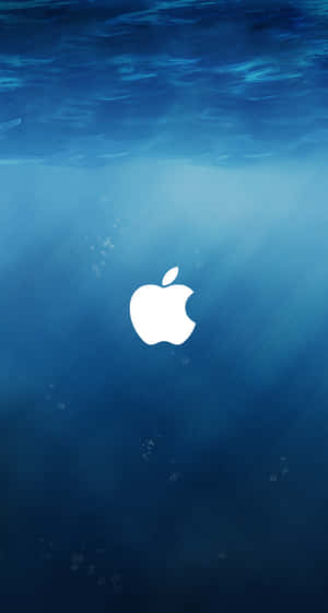 Apple標誌浸沒在藍色水中，帶有上升氣泡。 — 水 GIF 壁紙