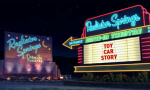 Radiator Springs汽車影院在星空下放映Toy Car Story。