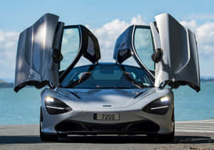 銀色McLaren 720S，鷗翼車門打開，停在海邊。 — 汽車 壁紙