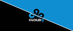 Cloud9 標誌在分割的藍色和黑色背景上，帶有對角白色線條。 — 2560x1080 壁紙