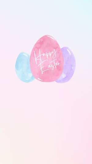 三個色彩繽紛的復活蛋，在粉彩背景上帶有 Happy Easter 文字。 — 柔粉 壁紙