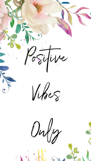 優雅手寫的「Positive Vibes Only」文字，周圍環繞著色彩繽紛的水彩花卉。 — 語錄 壁紙