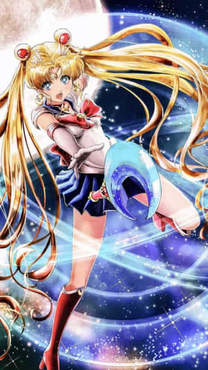 美少女戰士穿著標誌性服裝，在星光燦爛的宇宙背景下揮舞著發光的彎月杖。