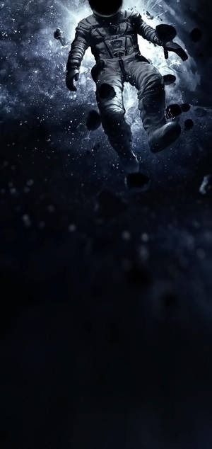 一名孤獨的太空人在深空中漂浮於碎片和星星之間。