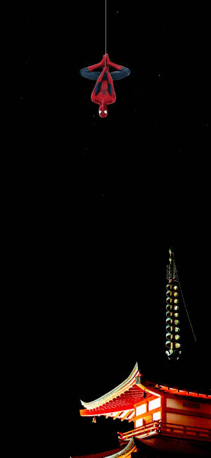 蜘蛛俠在夜晚倒掛在燈火通明的日本寺廟上方。