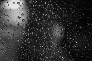 玻璃上雨滴的特寫，背景模糊 — 雨 壁紙
