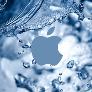 Apple 標誌被飛濺的水滴和漣漪包圍。