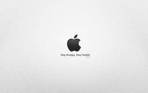 Apple標誌，帶有「Stay Hungry Stay Foolish」引文，在拉絲金屬背景上