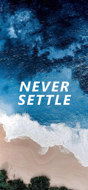 海洋波浪拍打沙灘，帶有勵志文字 never settle。