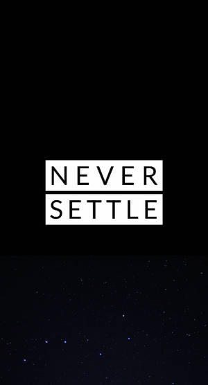 星空夜空，粗體白色文字 never settle 居中於黑色背景
