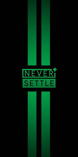 黑色背景上的綠色「NEVER SETTLE」標語和垂直條紋。