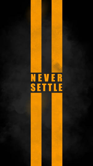 橙色條紋和文字 never settle 在煙霧般的黑色背景上。