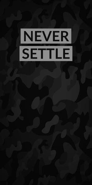 黑色迷彩壁紙，帶有灰色文字框，寫著 never settle。 — OnePlus 壁紙