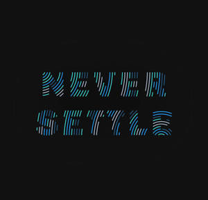 在黑色背景上發光的霓虹藍白文字「never settle」。