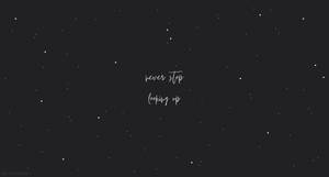 黑暗星空，白色文字寫著 never stop looking up — 暗色 壁紙