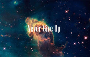 帶有星星和勵志文字never give up的宇宙星雲