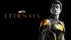 一位身穿黑金盔甲的超級英雄，標題為Eternals。