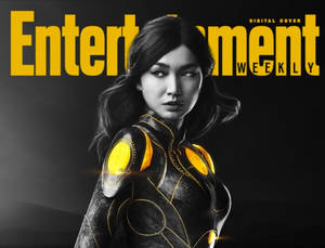 身穿未來感黑色金色盔甲的女性登上Entertainment Weekly封面。