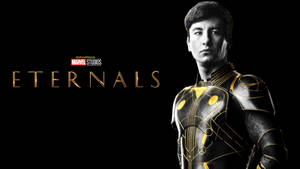 一位身穿金色和黑色盔甲的超級英雄，Eternals 字樣發光。