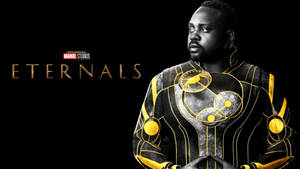 一名身穿黑金西裝的男子，帶有金色 Eternals 文字。